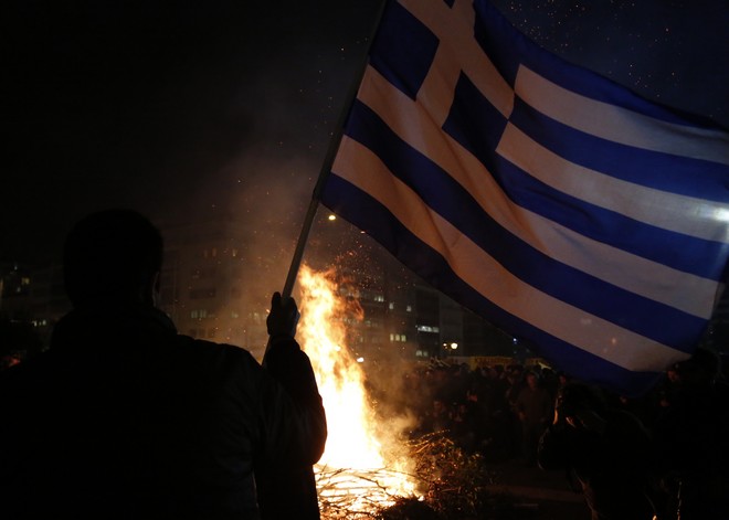 Συνελήφθη αστυνομικός που έκαψε την ελληνική σημαία