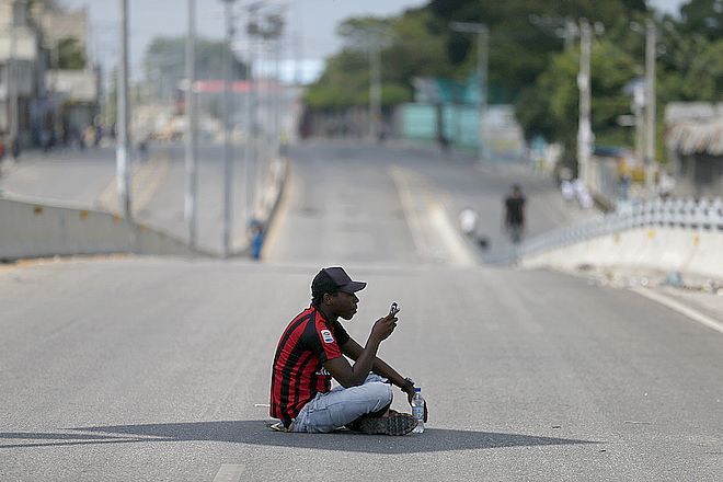 Εσύ τι θα έκανες αν έβαζαν πρόστιμο σε όσους μιλούν στο κινητό στο δρόμο;