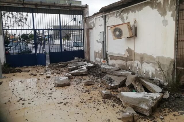 Κρήτη: Κατέρρευσε η κεντρική είσοδος του δημοτικού σταδίου στο Ηράκλειο