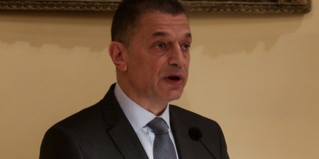 Στεφανής: “Ιδού τα πτυχία μου” – Η απάντηση του υφυπουργού Άμυνας για το μεταπτυχιακό του