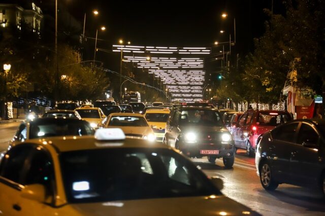 Στολισμός της Αθήνας: Ωραίος ή όχι; Ρωτήσαμε τους πολίτες. Δείτε τι μας απάντησαν