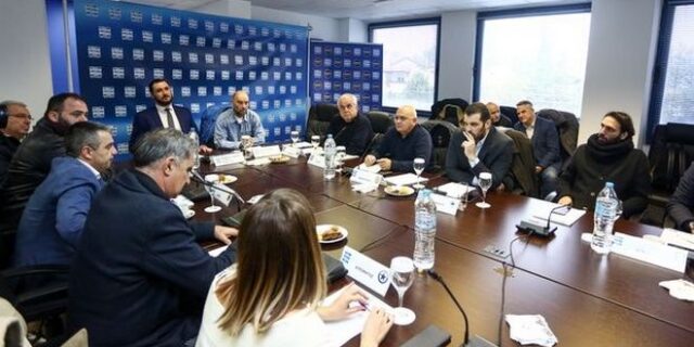 Super League: Σέντρα πάση θυσία ακόμα και με ξένους διαιτητές