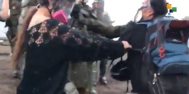 Χιλή: Αστυνομικός “ψεκάζει” καμεραμάν από απόσταση αναπνοής