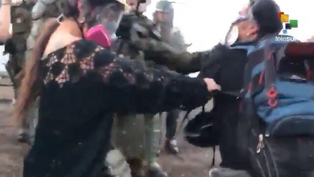 Χιλή: Αστυνομικός “ψεκάζει” καμεραμάν από απόσταση αναπνοής