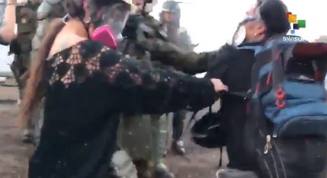 Χιλή: Αστυνομικός “ψεκάζει” καμεραμάν από απόσταση αναπνοής