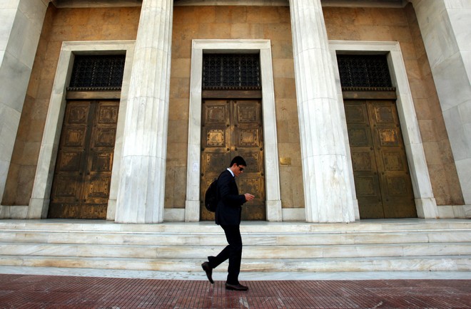 Bloomberg: Το σχέδιο “Ηρακλής” θα βοηθήσει τις τράπεζες