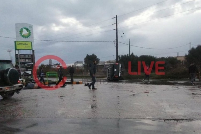 Κρήτη: Αγροτικό “καρφώθηκε” σε βενζινάδικο – Σε κρίσιμη κατάσταση ο οδηγός