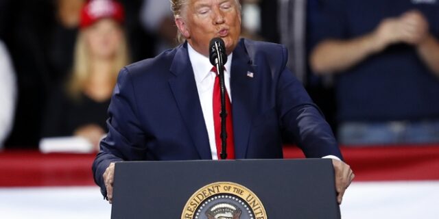 Παραπομπή Τραμπ: Ο έξαλλος πρόεδρος και το “μίσος της ριζοσπαστικής αριστεράς”