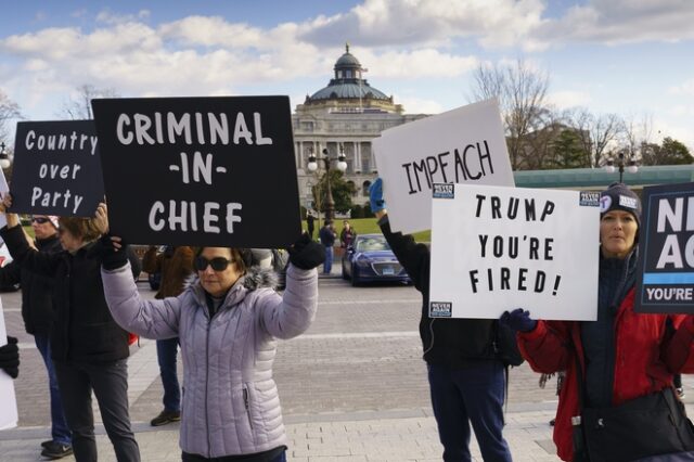 “Ο Τραμπ πρέπει να φύγει”: Πλήθος κόσμου διαδήλωσε μπροστά από το Καπιτώλιο
