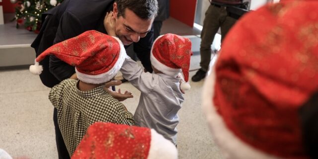 Κάλαντα και παιδικές αγκαλιές για τον Αλέξη Τσίπρα