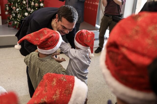 Κάλαντα και παιδικές αγκαλιές για τον Αλέξη Τσίπρα