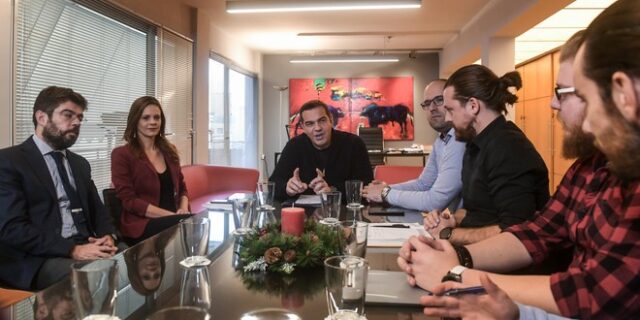Τσίπρας: Επικοινωνιακό σόου με τους νέους επιστήμονες – Διώχνει 4.000 για να πάρει 500