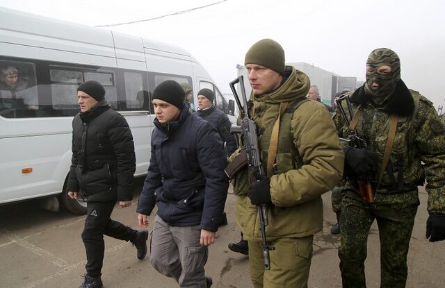 Ουκρανοί και φιλο-ρώσοι αυτονομιστές ξεκίνησαν την ανταλλαγή αιχμαλώτων