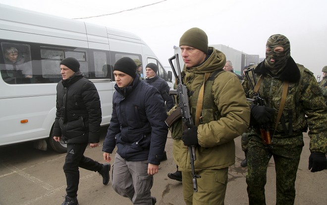 Ουκρανοί και φιλο-ρώσοι αυτονομιστές ξεκίνησαν την ανταλλαγή αιχμαλώτων