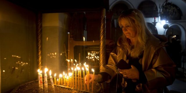 Χιλιάδες πιστοί γιορτάζουν τα Χριστούγεννα στη Βηθλεέμ