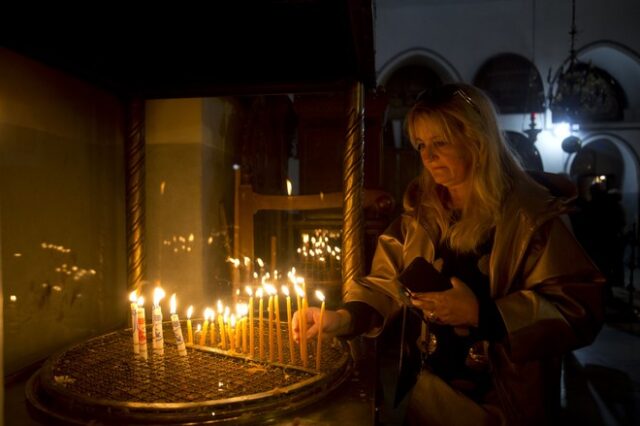 Χιλιάδες πιστοί γιορτάζουν τα Χριστούγεννα στη Βηθλεέμ