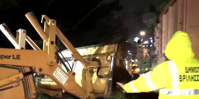 Πτώση δέντρου στα Βριλήσσια – Σοβαρά προβλήματα ηλεκτροδότησης
