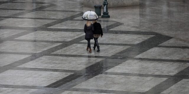 Καιρός: Βροχές και σήμερα – Με ψύχρα τα Χριστούγεννα