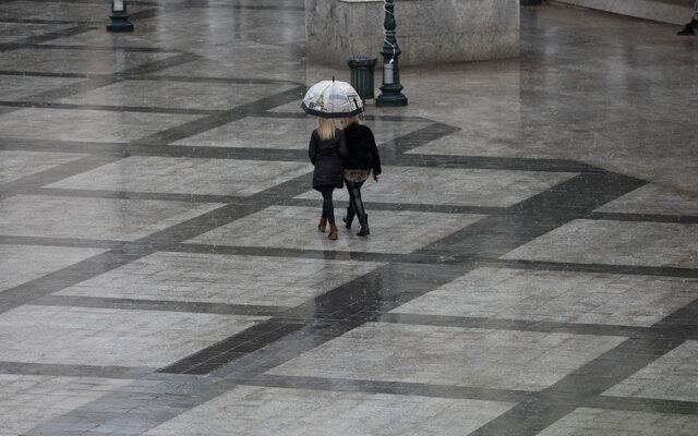 Καιρός: Βροχές και σήμερα – Με ψύχρα τα Χριστούγεννα