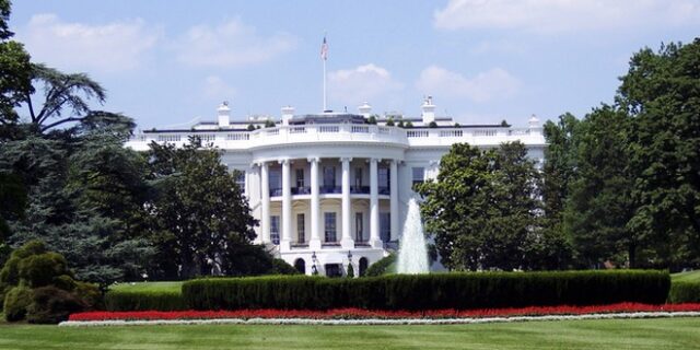 Λευκός Οίκος: “Αντισυνταγματική παρωδία” η παραπομπή Τραμπ σε δίκη