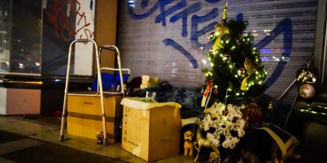 Χριστούγεννα 2019: Άστεγος στο κέντρο της Αθήνας στόλισε δέντρο