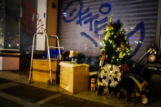 Χριστούγεννα 2019: Άστεγος στο κέντρο της Αθήνας στόλισε δέντρο