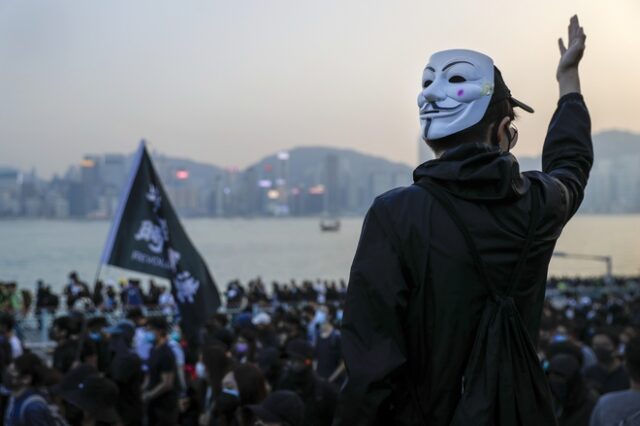 Χονγκ Κονγκ: Ξανά στους δρόμους χιλιάδες διαδηλωτές – Δακρυγόνα από την αστυνομία