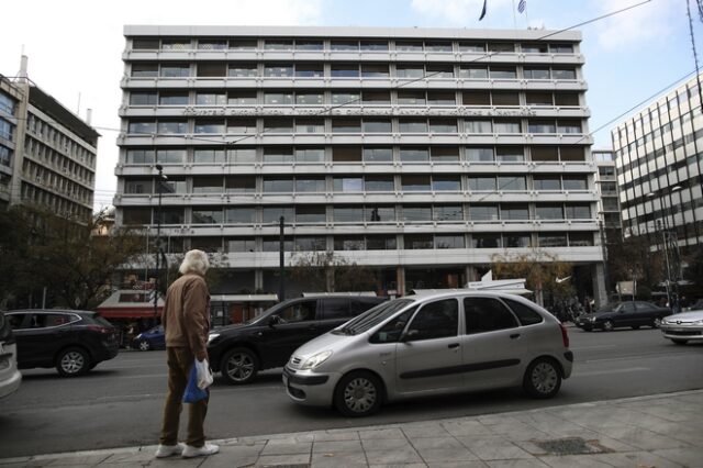 Στο τραπέζι με τους θεσμούς οι νέες μειώσεις φόρων και η “γέφυρα” πλεονασμάτων