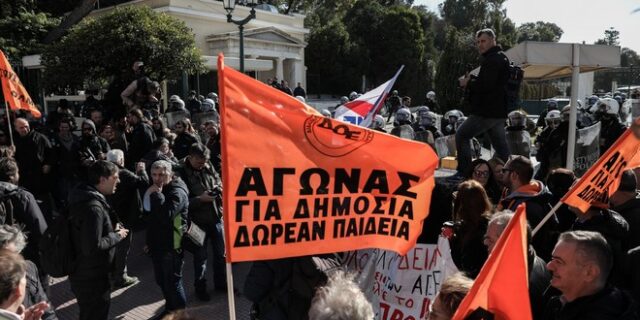 Ολοκληρώθηκε η πορεία εκπαιδευτικών και φοιτητών – Άνοιξαν οι δρόμοι