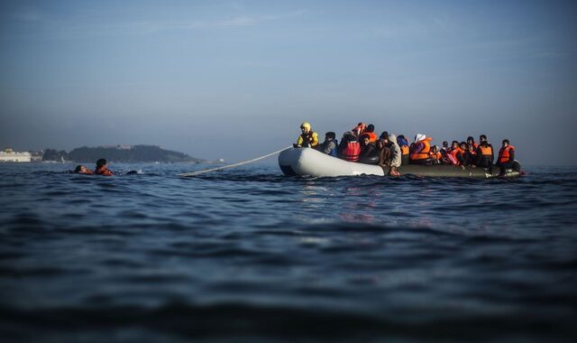 Associated Press: “Πλωτό φράγμα για τους πρόσφυγες σχεδιάζει η Ελλάδα στο Αιγαίο”