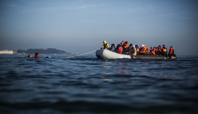 Associated Press: “Πλωτό φράγμα για τους πρόσφυγες σχεδιάζει η Ελλάδα στο Αιγαίο”