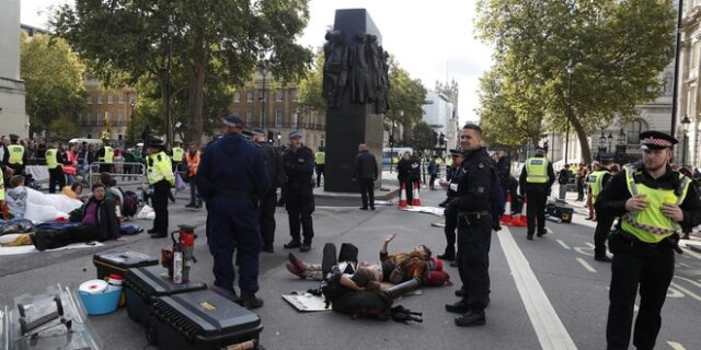 Βρετανία: Διαδηλωτές σκαρφάλωσαν σε δέντρα για να εμποδίσουν τη διέλευση σιδηροδρομικής γραμμής