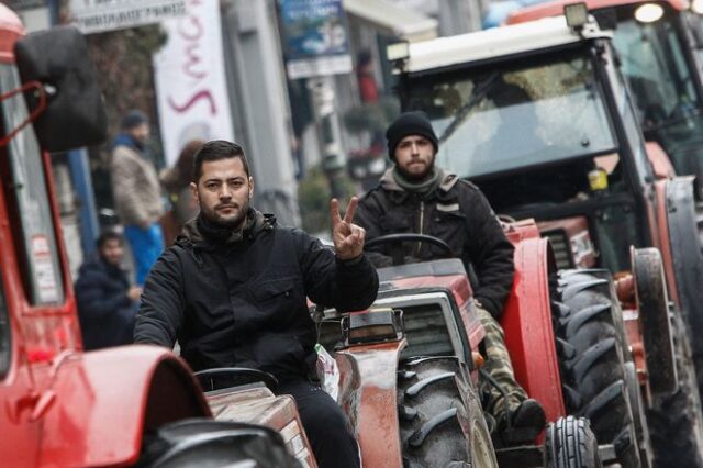 Λάρισα: Έβγαλαν τα τρακτέρ στους δρόμους οι αγρότες