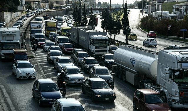 Από το απόγευμα η καθολική απαγόρευση για τα φορτηγά-Προσωρινή άρση κατά τόπους