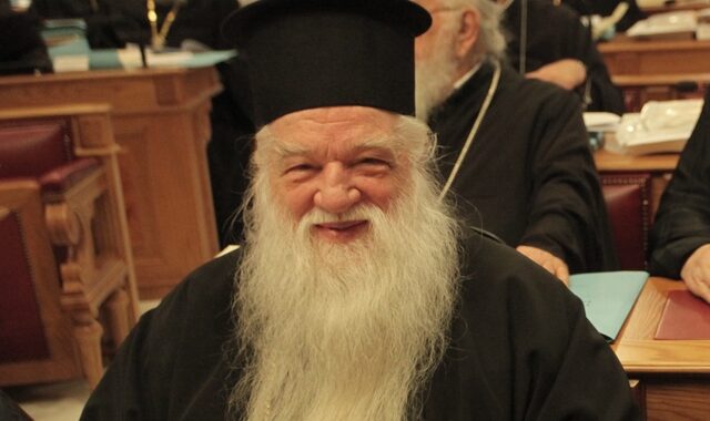 Χαμός σε λειτουργία με τον Αμβρόσιο – Έβγαλε το ψεκαστήρι “φάρμακο για τον κορονοϊό”
