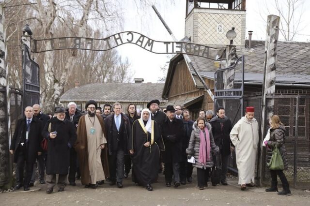“Ιστορική” επίσκεψη μουσουλμάνων και Εβραίων θρησκευτικών αξιωματούχων στο Άουσβιτς
