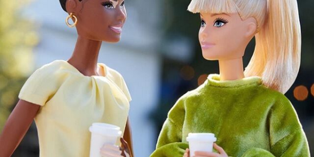 Η νέα κολεξιόν της Barbie λανσάρει κούκλες χωρίς μαλλιά, με λεύκη και προσθετικά μέλη