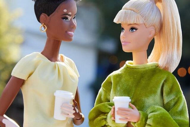 Η νέα κολεξιόν της Barbie λανσάρει κούκλες χωρίς μαλλιά, με λεύκη και προσθετικά μέλη