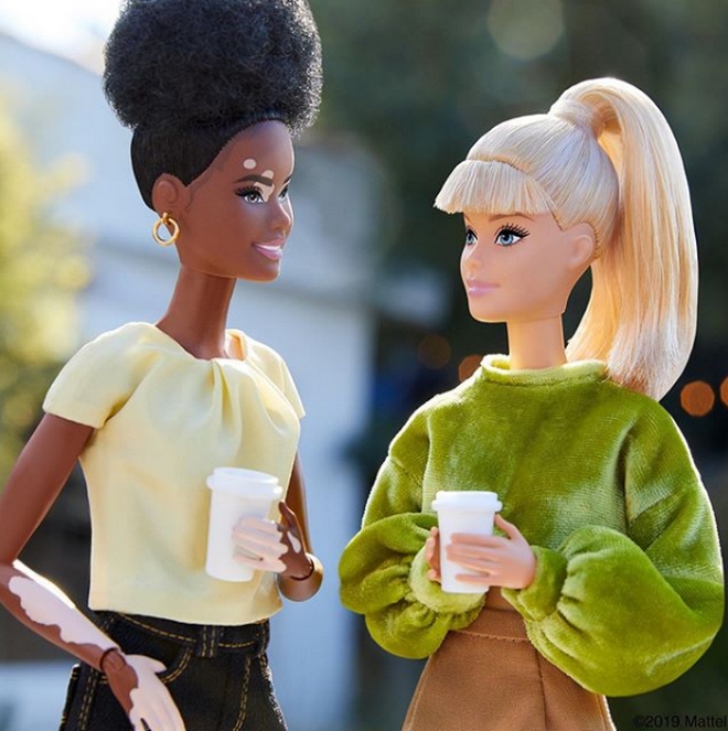 Η νέα κολεξιόν της Barbie λανσάρει κούκλες χωρίς μαλλιά, με λεύκη και προσθετικά μέλη