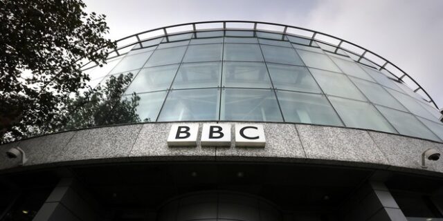 BBC: Καταργεί 450 θέσεις συντακτών