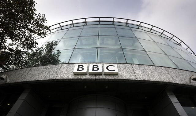 BBC: Καταργεί 450 θέσεις συντακτών