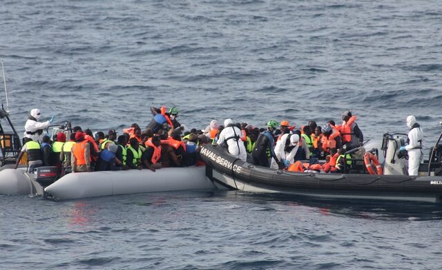 Το λιμάνι της αγωνίας: Ψάχνουν σωτηρία 500 μετανάστες από τη Λιβύη