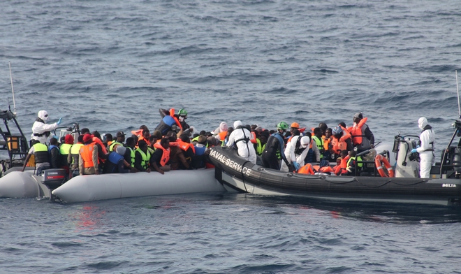Το λιμάνι της αγωνίας: Ψάχνουν σωτηρία 500 μετανάστες από τη Λιβύη