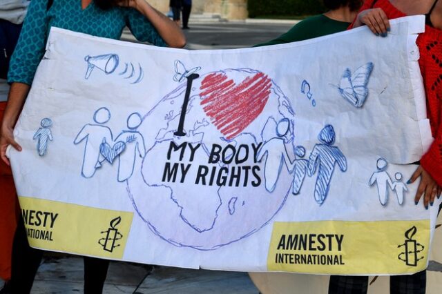 ΓΓ Ισότητας: Αδιαμφισβήτητο το δικαίωμα στην άμβλωση – Καλώς κατέβηκαν οι αφίσες