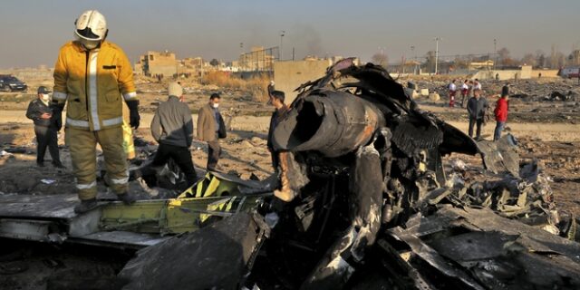 Συντριβή Boeing στο Ιράν: Θρίλερ με τις ΗΠΑ να μπαίνουν στις έρευνες και την Τεχεράνη να αρνείται ότι καταρρίφθηκε