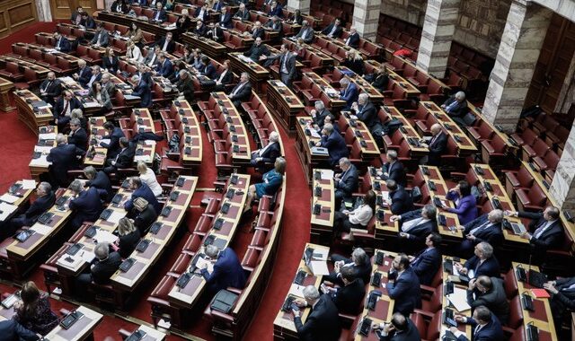 Βουλή: Ολοκληρώνεται η συζήτηση για την πρόταση μομφής κατά Σταϊκούρα