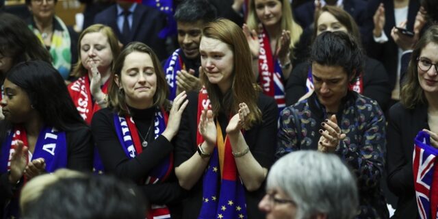 Το Ευρωκοινοβούλιο επικύρωσε τη συμφωνία για το Brexit με κλάματα