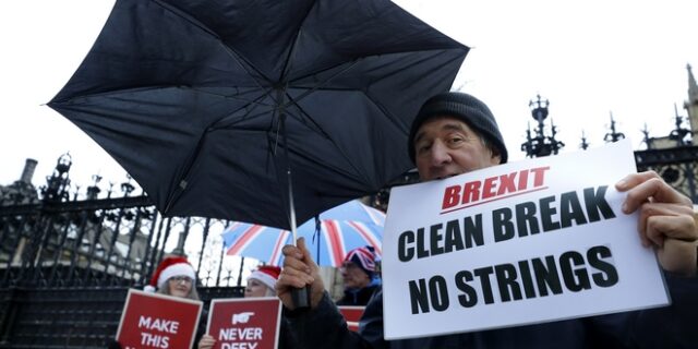 Το Brexit έρχεται, η στερλίνα πέφτει