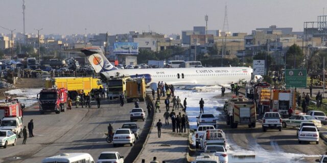 Ιράν: Αεροπλάνο προσγειώνεται σε λεωφόρο και ουδείς παθαίνει το παραμικρό