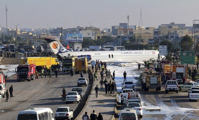 Ιράν: Αεροπλάνο προσγειώνεται σε λεωφόρο και ουδείς παθαίνει το παραμικρό